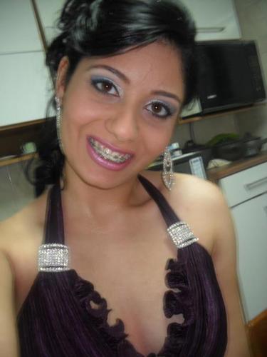 Boba,chata,insuportável,desastrada,individualista,organizada,mas a menina dos olhos de Deus ;D