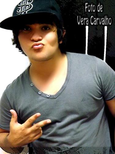 Feche a porta quando for sair, nao olhe pra tras nao olhe pra mim!! by @caiocanutto cantor lindo e esplendido, meu divo..