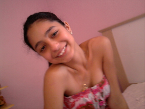 Moro em Pouso Alegre-MG e sou simpatica ,carinhosa...!!