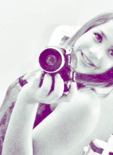 13 anos, aquariana, gorda, feia, ciumenta, solteira, chata, irônica e carente ;33