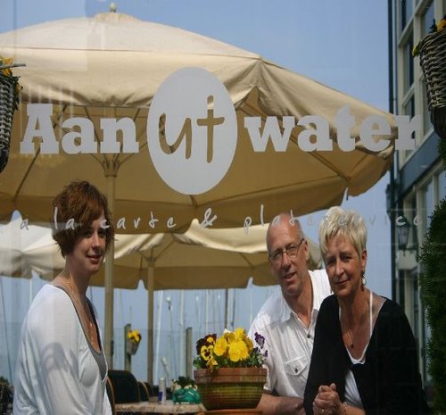 Sfeervol en gezellig dineren of lunchen?Genieten van een warme ambiance, uitkijkend over een dynamische jachthaven?Het kan allemaal bij restaurant: Aan Ut Water