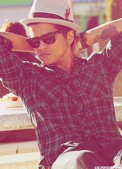 Hello :))) :D ...Én egy Bruno Mars és 1D rajongó vagyok :))) :D & that's it! :D :)))))) *-* #LoL
