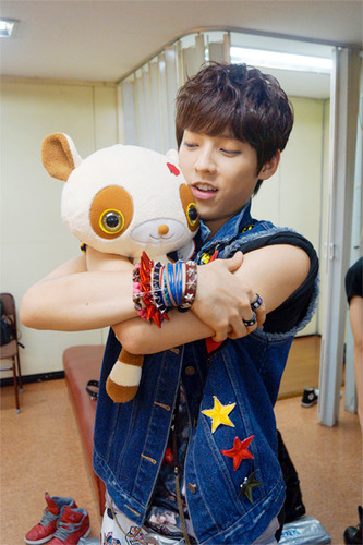 กึบปี ดัลลา นัมดัลลา เท เท เท เทกา ดัลลา I like it I like it~♫
ผมมินฮยอกสุดหล่อจาก BTOB ฟอลมาคุยกันซิครับที่รัก ^^