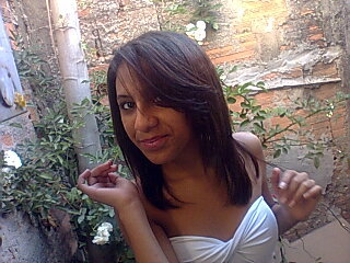 A garotinha que não liga para opinioes dos outros ,que adora comer , tem as melhores amigas do mundo  . e é feliz assim  (: ! '