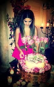 Merhaba ben Selena. Amerikalıyım ve 14 yaşındayım...
Hi, I'm Selena. American and 14 years old ...
I know Turkish...