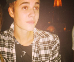 Justin Bieber here. Single/Bi. My fans are my everything. #MUCHLOVE  (rp)