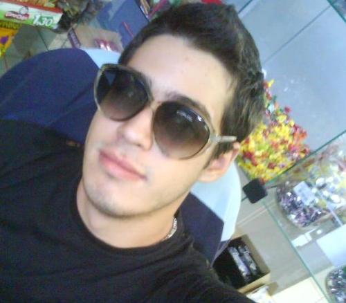 Eu sou um cara tranquilo, curto ler e discutir assuntos de diferentes classes. ****Just Live Your Life****