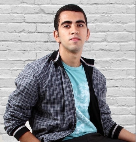 É baiano, tem 23 anos, é cantor e compositor.