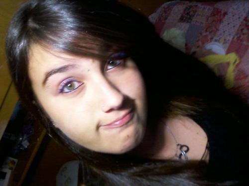 olhos verdes, cabelos castanhos, 14 anos, apaixonada, boba, louca. Ah #sabecomoé