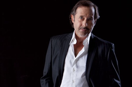 Actor, comediante. Parte del elenco de casados con hijos. Ganador de un oscar por actor en El secreto de sus ojos