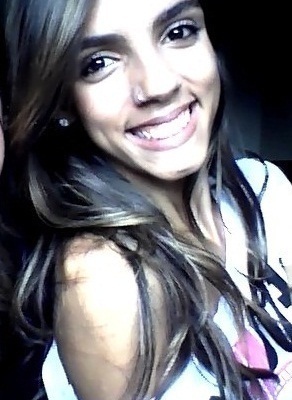 Eu gosto de olhos que sorriem, de gestos que se desculpam, de toques que sabem conversar e de silêncios que se declaram.  perguntapra mah? http://t.co/5Nlt38Fq