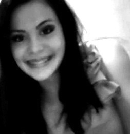 Viva intensamente todos os seus  dias, sem medo de morrer, sem medo de ser feliz. Colecione sorrisos, porque dores já existem muitas no mundo.