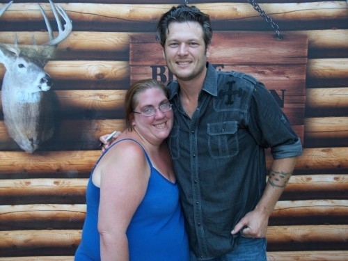 I'm just a country girl living in the city. I've been married 10 months.I Love Blake Shelton! Have meet him twice. I love animals.