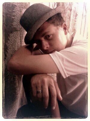 sou um pouco de td da alegria da simplicidade,da amizade sou a alegria de quem m ama a tristeza d quem m odeia,amo fazer novos amigos isso e bom e valorizo.....