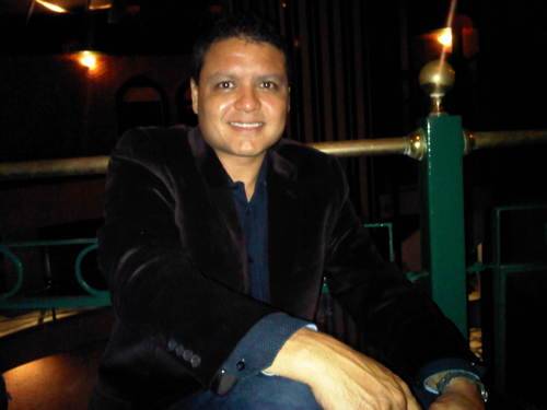 Venezolano Odontologo Cirujano egresado de la Ilustre Universidad del Zulia. Residenciado en Miami.