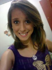 Não sou grossa, sou sincera Não sou estúpida sou direta. Não curto muito forçar simpatia não, então não vem cobrar Sou legal com quem é comigo.