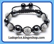 je vends des piercings, montres, foulard, bracelet cristal sur le site en ligne http://t.co/hzeelU819M livraison en 48h et en suivis que en france