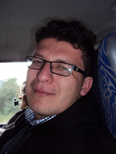 Amante del buen fútbol, el buen cine y la buena comida; en crecimiento como periodista y escritor