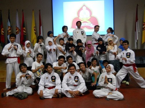 UKM Perisai Diri Universitas Padjadjaran
Sekretariat: Komplek UKM II (Timur) Kampus Unpad Jatinangor
Jadwal Latihan: Rabu&Sabtu, pkl.16.00 WIB di Stadion Jati