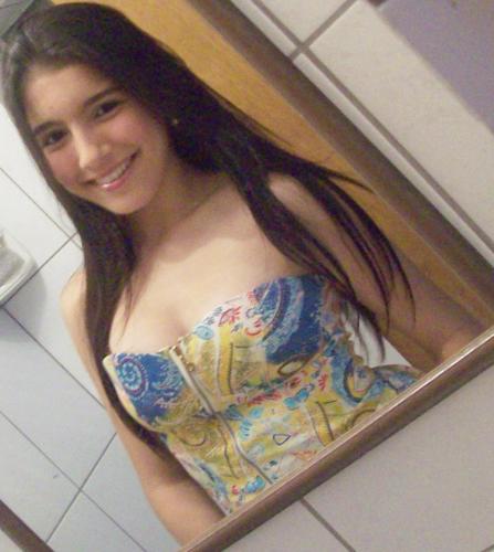 Sou mimαdα, sorridente, αdoro sαir, muitos nαo gostαm de mim mαis eu nαo posso fαzer nαdα, porque não nαsci pαrα αgrαdαr ninguem (y
