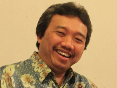 Researcher, lecturer and author of the book Menguak Iklim Investasi Indonesia Pascakrisis (2011)

Bakal Calon Rektor UI 2012-2017