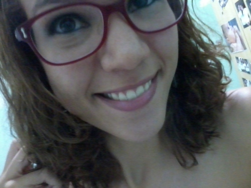 Cheia de manias, as vezes tímida, as vezes louca, sofro de Mudança de Humor Repentino, as vezes sensível, as vezes fria. (Deus, Família, Amigos e Música ^^)