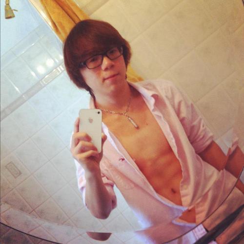 18 year old normal kid love sports :D music handing out etc. follow meh :P