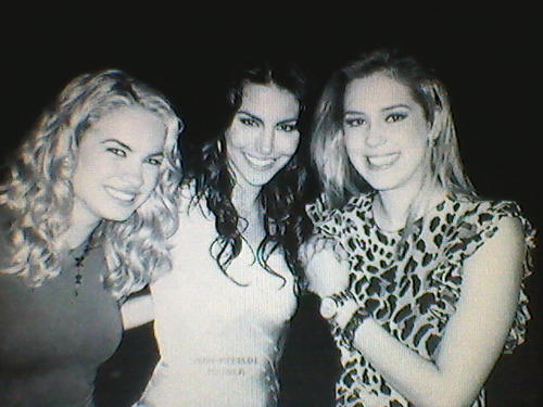 Nós somos fãs,e formamos as rainhas do morro que foi uma ideia dada pela Nine @Diwas_Rebelde~~
Duda @Fc_Always_LuaB Fabi @Blancomaniaca_ e Thati @BigLoveLuaB