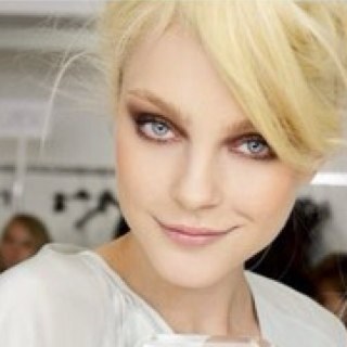 EliseFrozen's profile picture. Backup account for @EliseMalfoy. Because frozen TLs suck.