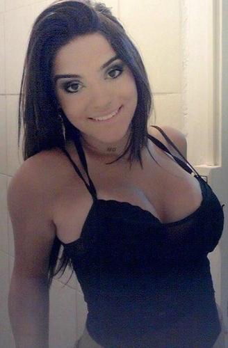 17 anos , (22/08) , leão , eu mordo , sou chata e blábláblá .