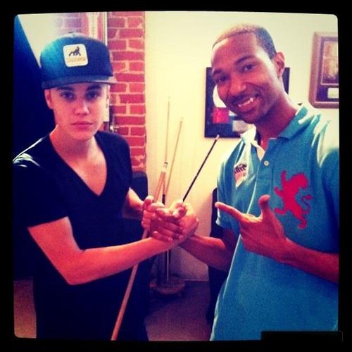 Mis artistas favoritos son selena , Demi , carly etc.. y tambien me encanta 1D pero en especial JUSTIN.. I´M BELIEBER FOREVER..