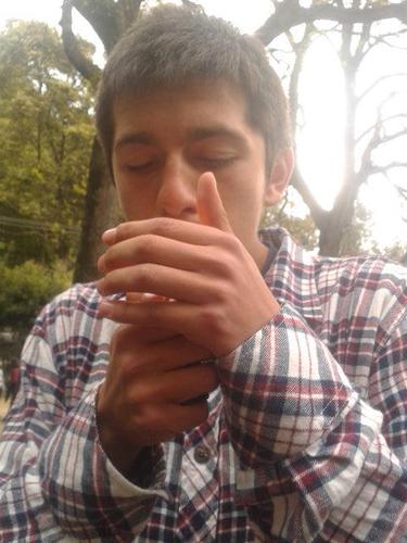 nací  , vivo a mi manera  disfruto lo lindo lo bueno y lo feo  y solo quiero vivir en paz