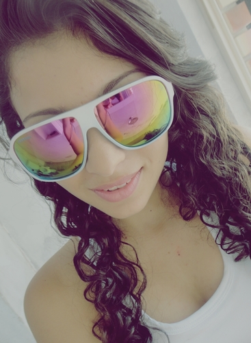 A espera de alguém que possa um dia me fazer feliz (:  - nega do  @lsh_fsl s222 ' http://t.co/LpCcDPAi