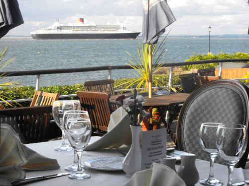 Situated on the waters edge the New Holmwood Hotel & Restaurant enjoys spectacular sea views and offers it clientèle the highest level of service & comfort.