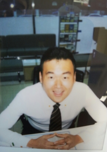 스물다섯.글쟁이.공놀이에미친남자.싱글몰트를사랑하고.느와르를사랑하지만.아직사랑이라는뜨뜻미지근한감정을.믿는.기업은행에서기생중.