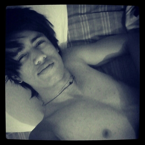 Gatoro q gosta de fazer novos amigos ,musica ,video game, fica no twitter onde estive ate no celular, e ama o instagram!