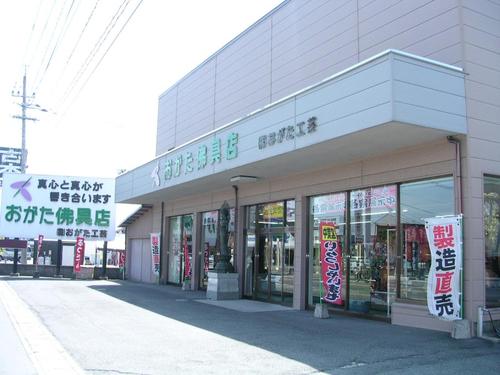 八女市で仏壇店を営んでおります。4児の父です。無言でフォローさせて頂きますがご容赦下さい。ＨＰ.  https://t.co/LC8rGZzjPN 福岡県八女市吉田(国道3号線沿い)。仏壇・仏具・各種寺院仏具などの販売はもちろん、展示場横の自社工房にて製造・修復を行っております。