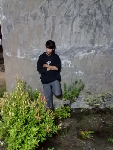Menjalani hidup apa adanya dan selalu bersyukur atas segala hal.