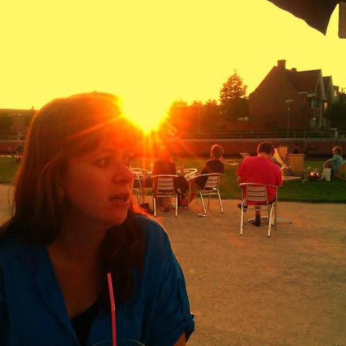 I'm a journalist. I live in Kortrijk with my husband Robby and my two cats, Gizmo and Muffin.