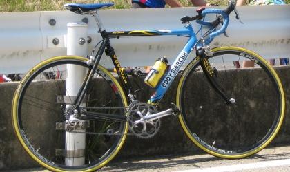 広島県生まれのダメ人間。 2017.7～神奈川へ出稼ぎ?中。たまに自転車乗ったりレースに出たり旅に行ったりとかする。2015年度までは某大自転車競技部の幽霊監督だった。部を気まぐれで立ち上げた人。今はOB会主催＆幽霊コーチ。運動不足のおっさん。メイドさん学科自転車部の幽霊部員。RIDLEY乗ってます。
