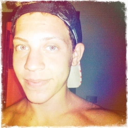 Sono un ragazzo molto simpatico, socievole, giocherellone e molto pazzo . Mi arrabbio molto facilmente se fatto un torto o provocato. Ciao