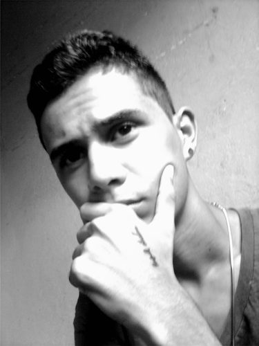 sou alegre  gosto de curtir a vida,ñ gosto de pessoas que se acham melhores que outras,sou muito brincalhão e acima de tudo tenho fé em DEUS...