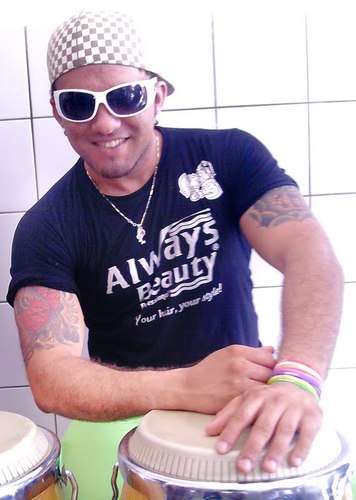 ALYSON ,trabalho com musica,sou percussa, o pq mim chamao de pankadinha, � por conta da percuss�o. sou feliz pq tenho deus no meu cora��o.
