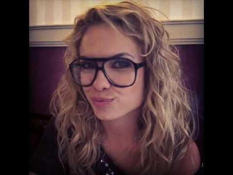eu sou muito fã dos rebeldes , gosto muito deles principalmente da lua blanco ela e minha perferida .
eu sou muito rebelde gosto das musicas deles . bjs