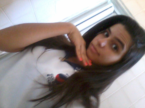 - éн . .
αquelα meniiniinнaa cresceu '
　　αmαdureceu e αprendeu α ver o mundo
　　　com outros olнos*descobriiu que não vαle α penα' sofrer
　e siim aprender .