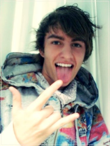 As vezes legal as vezes chato.. mais se gostar de verdade vai me aturar de um jeito ou de outro (;

Face:http://t.co/NvhcPRqeLo