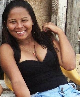 Sou brincalhona a ponto de rir até onde ñ há graça nenhuma.Sou anti-social a ponto de me acharem antipática e mtida.Eu sou simplesmente uma perfeita imperfeita.