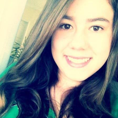boom, simples como as outras, amo chocolate, adoro sair, odeio gente falsa, qualquer coisa é só dar um toque hhaha bj
