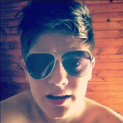 Daqui a 50 anos eu ainda vou saber seu nome e vou me lembrar de todas as vezes que você me fez sorrir. @CHRIS_LEAO. 
since: 25/07/11