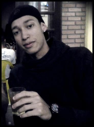 Quem perde seus bens perde muito. Quem perde um amigo perde mais. Mas quem perde a coragem perde tudo.